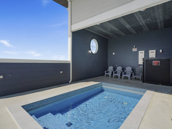 Beachfront Luxury Six Bedroom Vacation Rental in Destin with Rooftop Pool